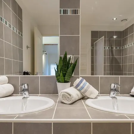 La Bastide, En Duplex Idealement Situee A Quelques Metres De La Hyères